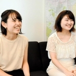 気になる高校跡地の利用について尋ねる歳内愛満さん（左）と宮崎愛韻さん