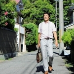 記憶をたどりながら、実家近くの路地を歩く朝原宣治さん＝神戸市北区鈴蘭台東町６（撮影・鈴木雅之）