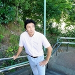 通学路途中の公園の階段を散策する朝原さん＝神戸市北区鈴蘭台東町７（撮影・鈴木雅之）