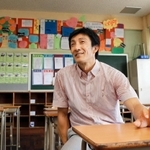 母校・小部中を訪れ、当時を振り返る朝原宣治さん＝神戸市北区山田町小部（撮影・鈴木雅之）