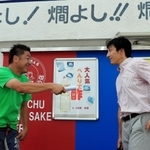 鈴蘭台駅前で、中学時代の同級生・吉田寛さんと遭遇し、近況を話し込む朝原宣治さん（右）＝神戸市北区鈴蘭台北町１