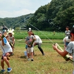 水鉄砲で水を飛ばし合う児童ら＝神戸市北区山田町藍那