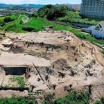松原城跡西側の発掘調査現場＝北区道場町日下部（神戸市教委提供）