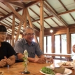 ナチュラルチーズへのこだわりを語る弓削忠生さん（右）、和子さん夫妻＝弓削牧場
