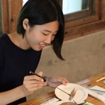 チーズ料理を味わう喜田美咲記者＝弓削牧場