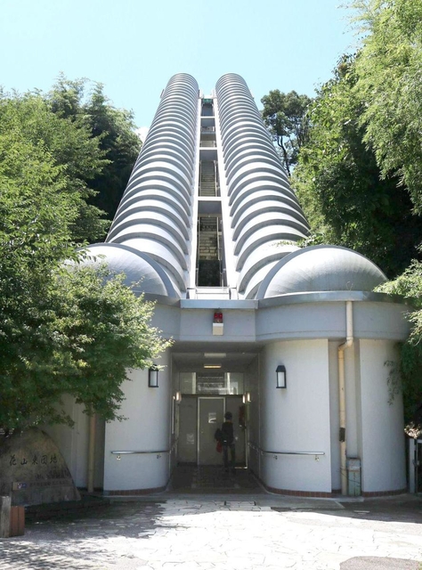 日本最古の斜行エレベーターの「下」の乗り場＝神戸市北区花山東町