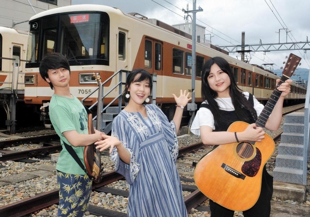 バンド「半熟ＢＬＯＯＤ」の（左から）将大さん、菜つ美さん、葵さん＝神戸市北区山田町下谷上、北神急行電鉄