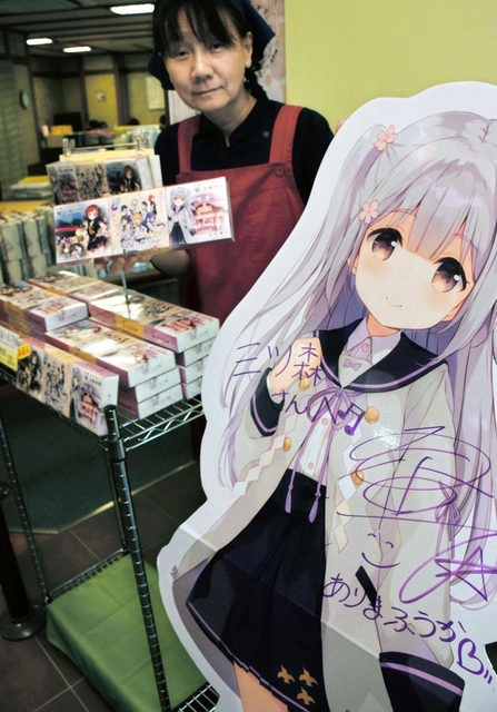旅館や土産物店で販売されている温泉むすめのコラボ商品と楓花のパネル＝北区有馬町