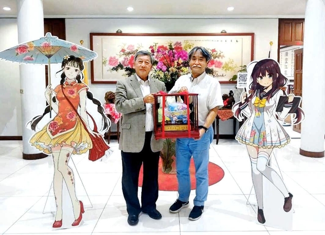 台湾の温泉むすめ「尖石内湾」のパネルなどと並ぶ有馬温泉観光協会会長の金井啓修さん（右）ら（有馬温泉観光協会提供）