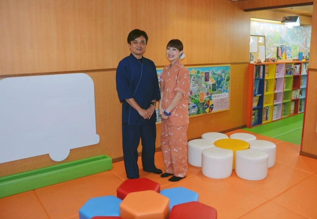 元湯龍泉閣の社長、當谷逸郎さん（左）と妻の麻矢さん。子どもが楽しめるキッズスペースを完成させた＝北区有馬町