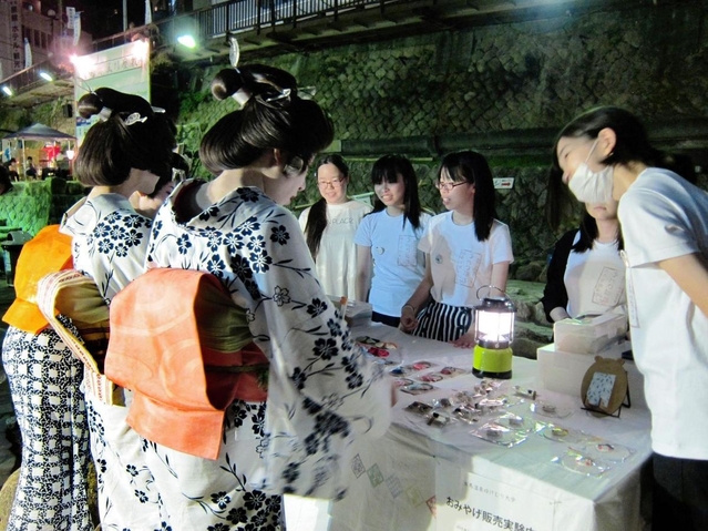 ８月にあったイベントで、グッズを販売する学生たち（神戸芸術工科大学提供）