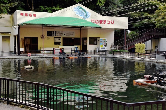 オールシーズンニジマス釣りを楽しめる「有馬ます池」＝神戸市北区有馬町