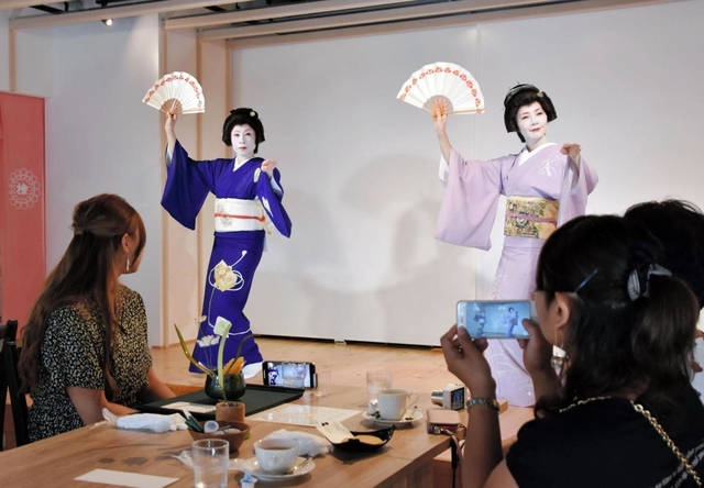 月に４日、披露される芸妓の踊り＝カフェ・バー「一糸」