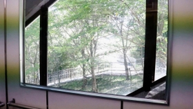 外の景色を望む窓も斜めになっている