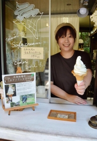 来園者の４人に１人が購入するという、弓削牧場直営のカフェ「ル・ピック」のソフトクリーム＝神戸市北区山田町上谷上