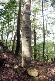 参道に建立される「丁石」。平清盛が月詣りを行う際の目印にしたと伝わる＝丹生山