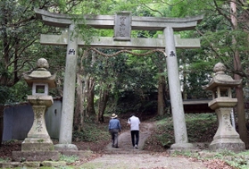 山頂にある丹生神社の鳥居＝丹生山