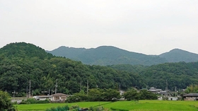 ふもとから眺めた丹生山＝神戸市北区山田町坂本