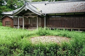 神社境内にある土俵