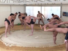 尾上部屋の稽古の様子＝神戸市北区山田町原野
