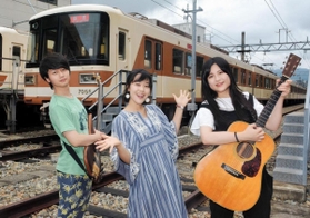 バンド「半熟ＢＬＯＯＤ」の（左から）将大さん、菜つ美さん、葵さん＝神戸市北区山田町下谷上、北神急行電鉄