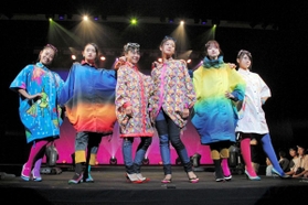 ステージ上でポーズを決める神戸美少女図鑑のモデル＝北神区民センター