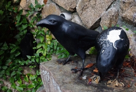 傷を癒やして温泉の存在を神に知らせたとされる３羽のカラスのオブジェ＝神戸市北区有馬町