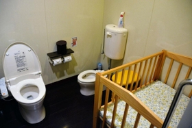 トイレにも子ども用の便器やベビーベッドが備え付けられている＝北区有馬町