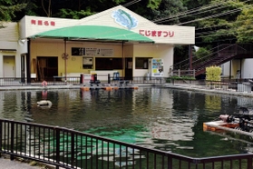 オールシーズンニジマス釣りを楽しめる「有馬ます池」＝神戸市北区有馬町