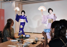 月に４日、披露される芸妓の踊り＝カフェ・バー「一糸」