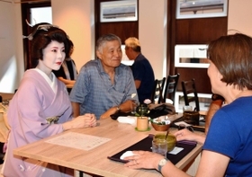踊りの後、客席でおしゃべりする一菜さん＝カフェ・バー「一糸」