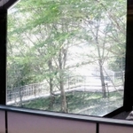 外の景色を望む窓も斜めになっている