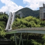 小高い山に沿う２本のパイプ…。あれは何？＝神戸市北区山田町上谷上