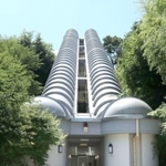 日本最古の斜行エレベーターの「下」の乗り場＝神戸市北区花山東町