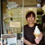 来園者の４人に１人が購入するという、弓削牧場直営のカフェ「ル・ピック」のソフトクリーム＝神戸市北区山田町上谷上