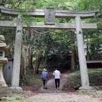 山頂にある丹生神社の鳥居＝丹生山