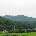ふもとから眺めた丹生山＝神戸市北区山田町坂本