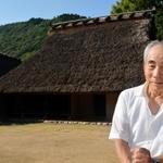 国指定重要文化財の「箱木千年家」を守る箱木眞人さん＝神戸市北区山田町衝原