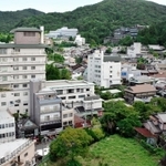 「日本三古湯」の一つに数えられる有馬温泉街＝神戸市北区有馬町（有馬御苑から撮影）