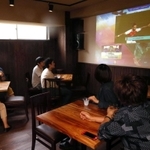 関西初のｅスポーツ観戦バー「バル・デ・ゴザール」の店内＝北区有馬町