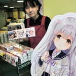 旅館や土産物店で販売されている温泉むすめのコラボ商品と楓花のパネル＝北区有馬町