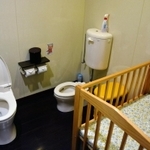 トイレにも子ども用の便器やベビーベッドが備え付けられている＝北区有馬町