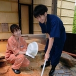 家族で和気あいあいと働く。凜弥さん（右）はこの春から正式に従業員になった＝北区有馬町