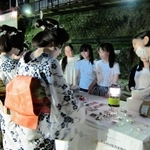 ８月にあったイベントで、グッズを販売する学生たち（神戸芸術工科大学提供）