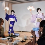 月に４日、披露される芸妓の踊り＝カフェ・バー「一糸」