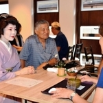 踊りの後、客席でおしゃべりする一菜さん＝カフェ・バー「一糸」