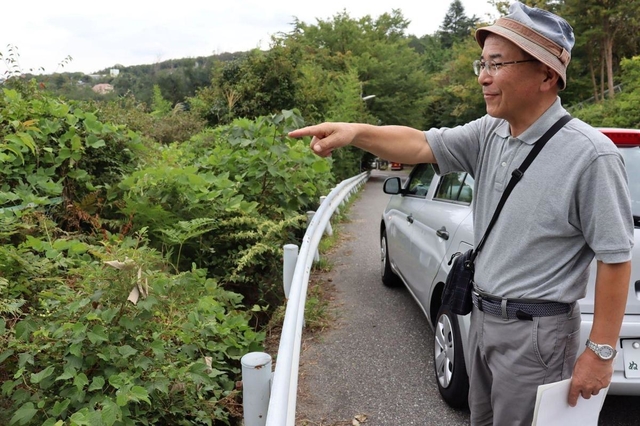 街を案内してくれた生野高原自治会の塩足春隆会長＝神戸市北区道場町生野