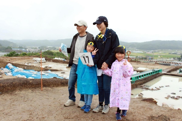 松原城跡で記念撮影する岩崎一家＝神戸市北区道場町日下部