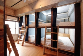 １０人用のドミトリー。睡眠の質を確保するため、枕や布団にはこだわったという＝神戸市北区有馬町