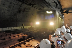 トンネル内を走る北神急行電鉄の車両を見学する参加者＝北神急行電鉄谷上車庫